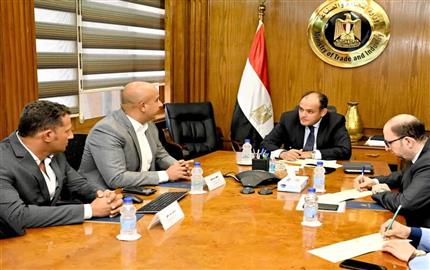 وزير الصناعة يلتقي وفد شركة مصرية تعمل في تكنولوجيا المركبات الكهربائية