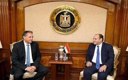 وزير الصناعة يبحث مع وفد مرسيدس تعزيز استثمارات الشركة بالسوق المصري